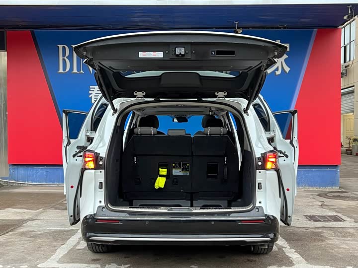 Toyota Sienna, 2022 — фото 9 из 9