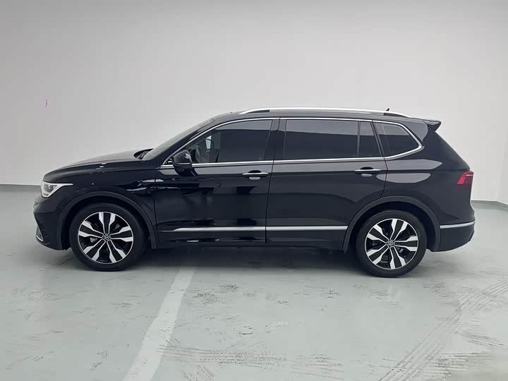 Volkswagen Tiguan L Pro, 2023 — фото 6 из 9