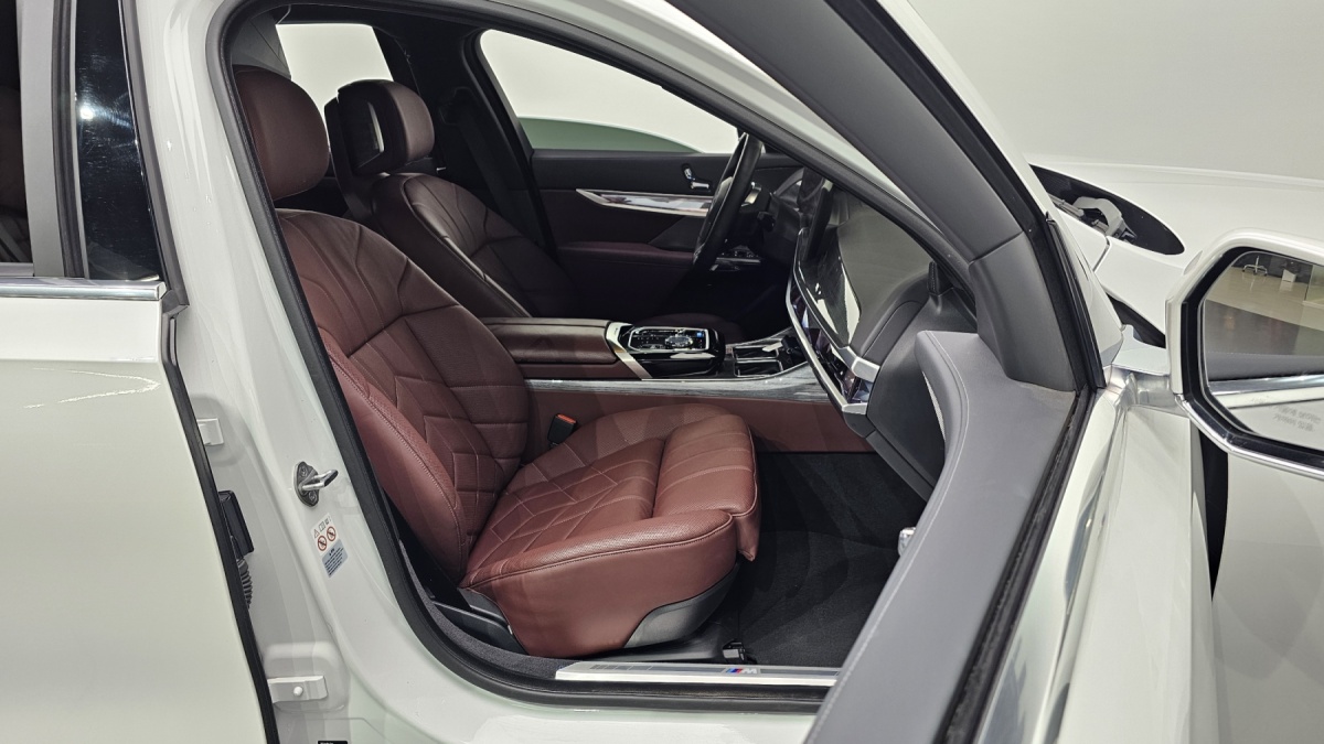 BMW i7, 2024 — фото 9 из 12