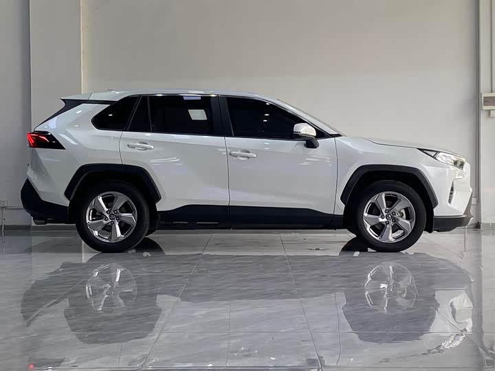 Toyota RAV4, 2022 — фото 5 из 9