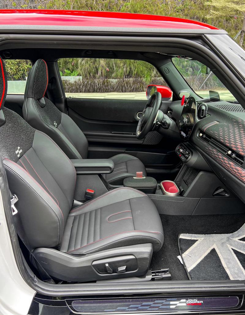 Mini Mini JCW, 2024 — фото 11 из 12
