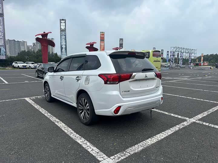 Mitsubishi Outlander, 2022 — фото 8 из 9