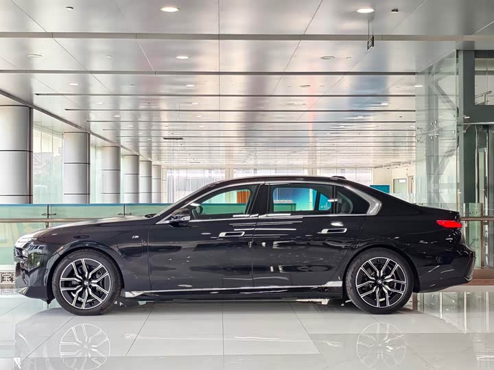 BMW i7, 2025 — фото 3 из 9
