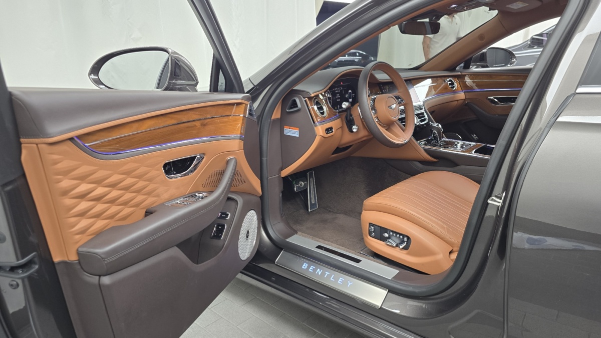 Bentley Flying Spur, 2022 — фото 9 из 12