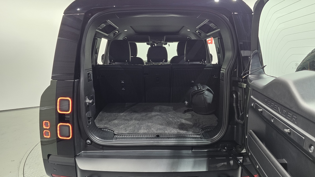 Land Rover Defender, 2025 — фото 10 из 12