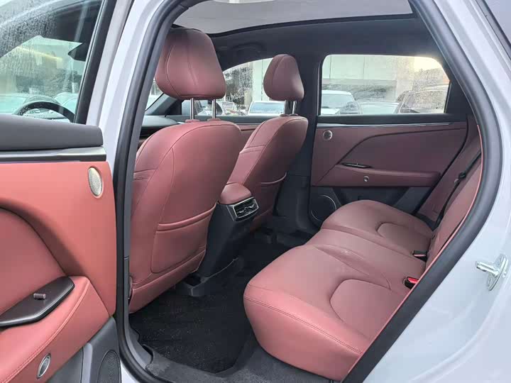 BAIC Arcfox Alpha T5, 2025 — фото 6 из 9
