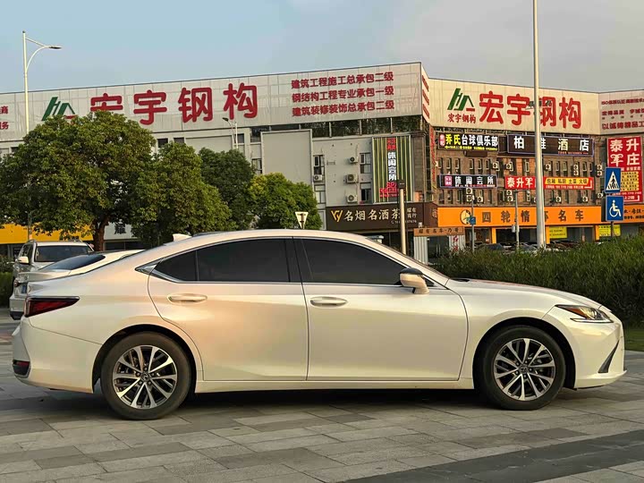 Lexus ES, 2022 — фото 7 из 9