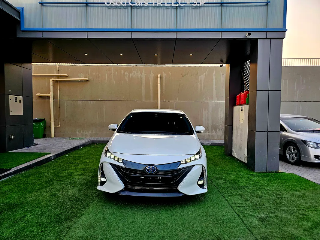 Toyota Prius, 2022 — фото 2 из 10