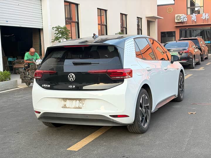 Volkswagen ID.3, 2023 — фото 7 из 9