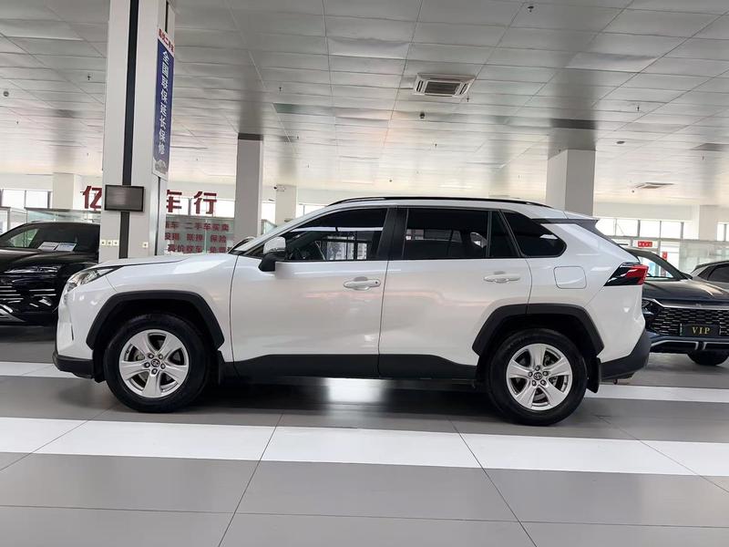 Toyota RAV4, 2022 — фото 3 из 12