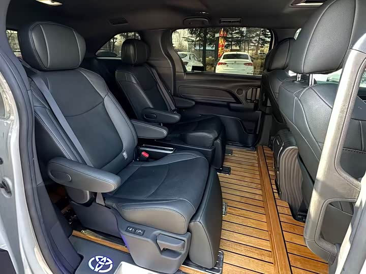 Toyota Sienna, 2023 — фото 6 из 7