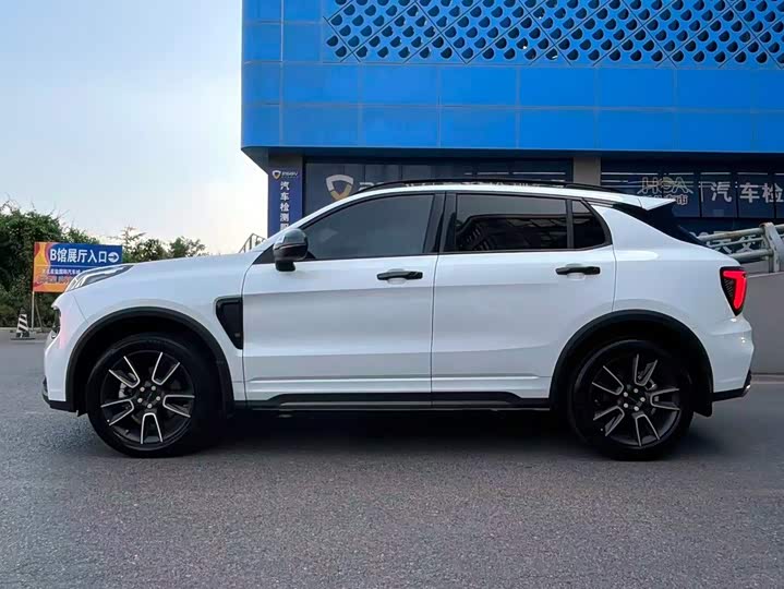 Lynk & Co 01, 2025 — фото 3 из 9