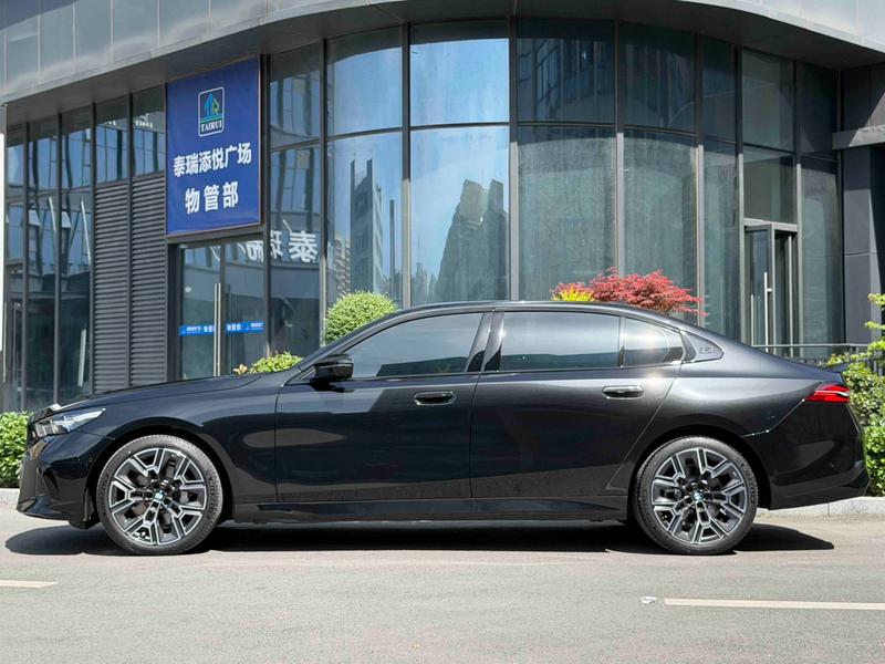 BMW 5 Series, 2025 — фото 3 из 11