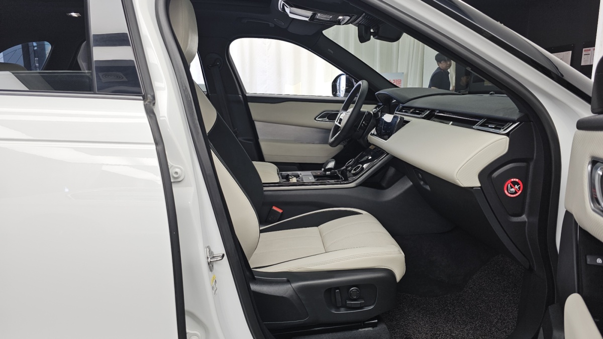 Land Rover Range Rover Velar, 2023 — фото 11 из 12