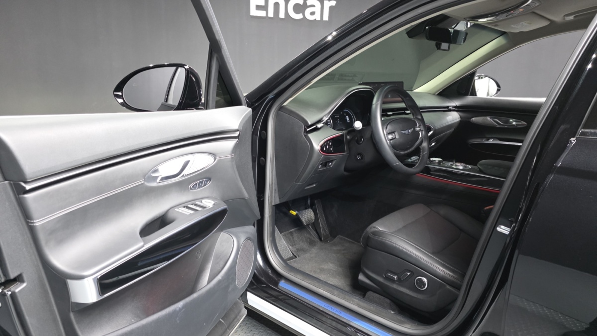 Genesis GV70, 2023 — фото 10 из 12