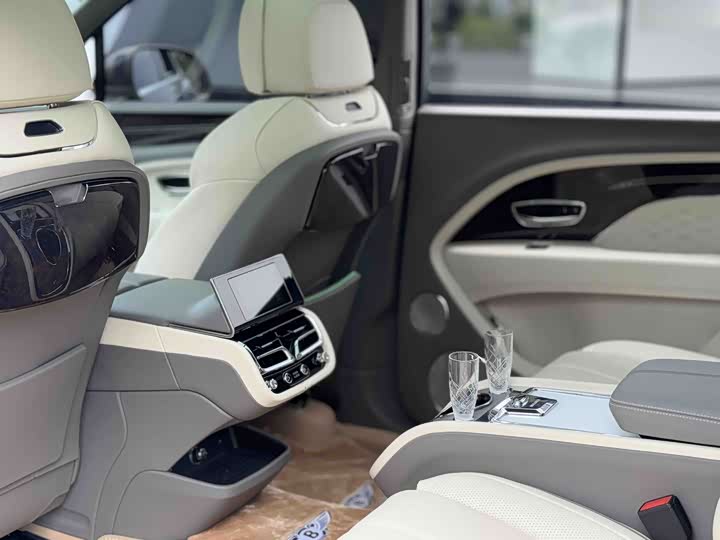 Bentley Bentayga, 2023 — фото 8 из 9