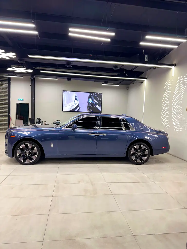 Rolls-Royce Phantom, 2023 — фото 8 из 10