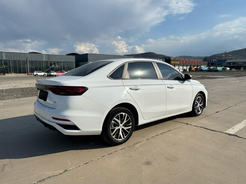 Geely Emgrand, 2023 — фото 6 из 9
