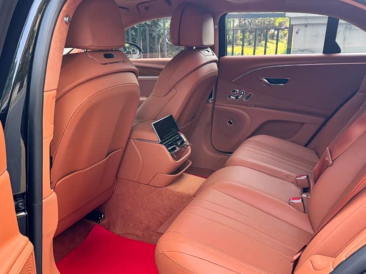 Bentley Flying Spur Hybrid, 2024 — фото 6 из 9