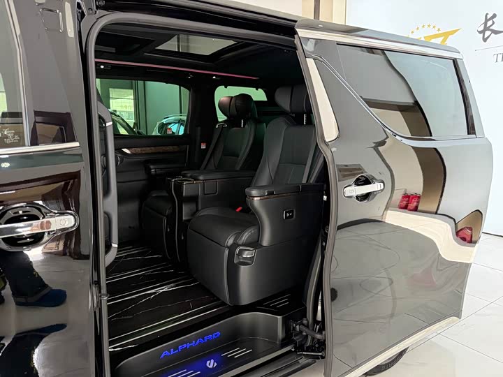 Toyota Alphard, 2022 — фото 8 из 9