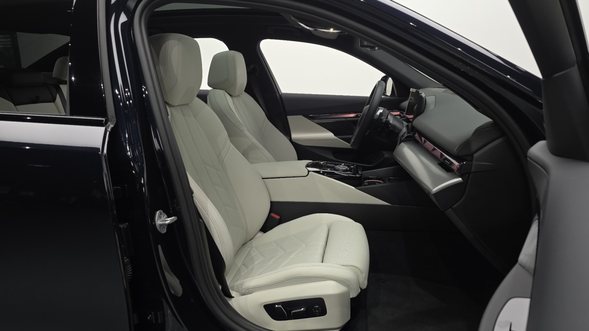 BMW 5 Series, 2025 — фото 10 из 12