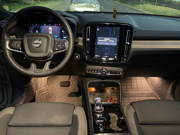 Volvo XC40, 2023 — фото 3 из 5
