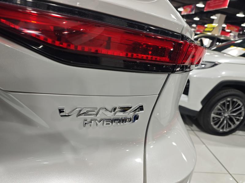 Toyota Venza, 2023 — фото 8 из 12