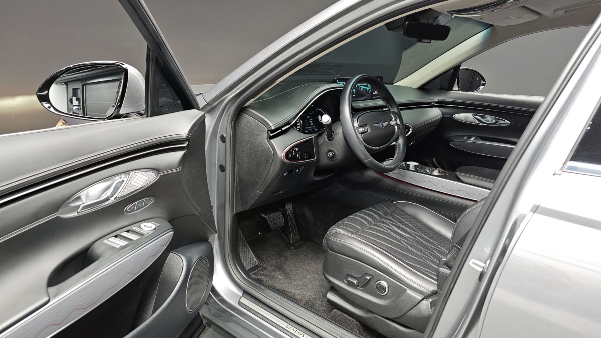 Genesis GV70, 2023 — фото 10 из 12