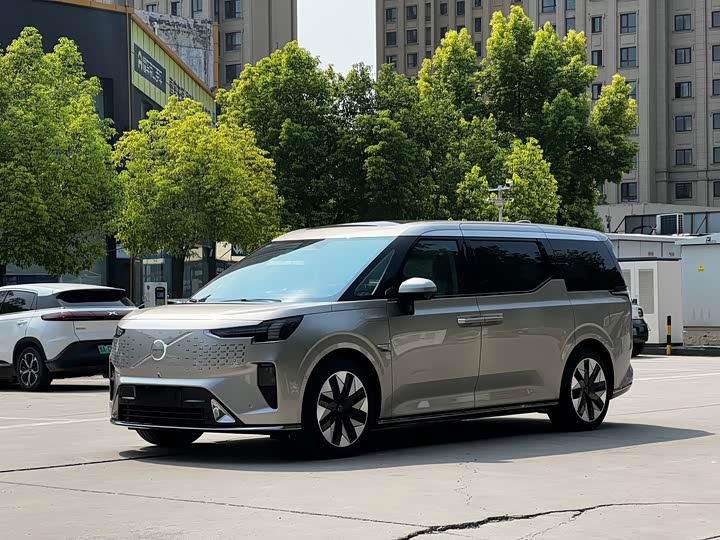 Volvo EM90, 2023 — купить в Ульяновске под ключ