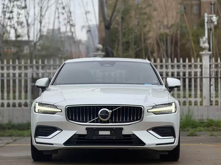 Volvo S60, 2023 — фото 2 из 9