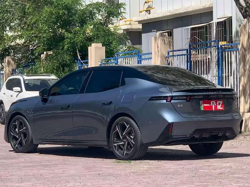 Lynk & Co 07 EM-P Hybrid, 2025 — фото 4 из 10