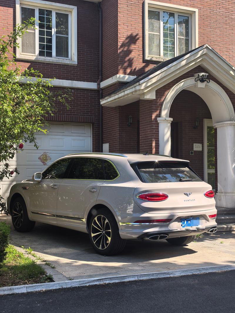 Bentley Bentayga, 2025 — фото 2 из 6