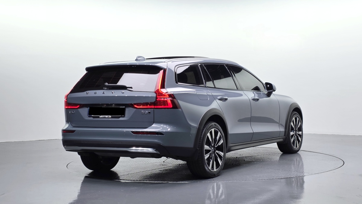 Volvo V60, 2022 — фото 2 из 12