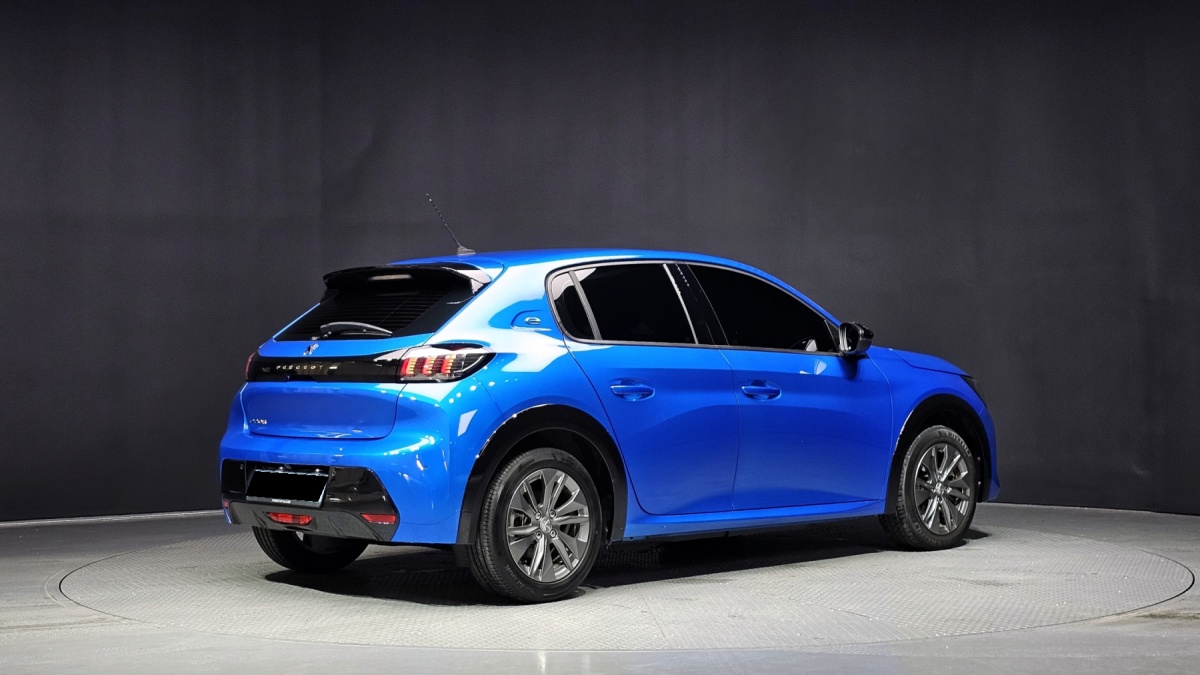 Peugeot 208, 2022 — фото 2 из 12