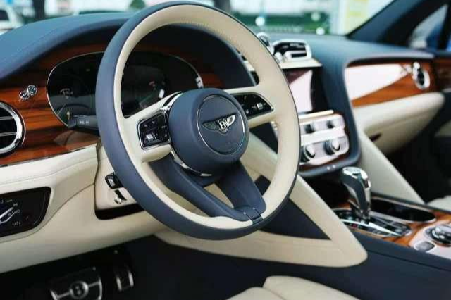 Bentley Bentayga, 2023 — фото 3 из 5
