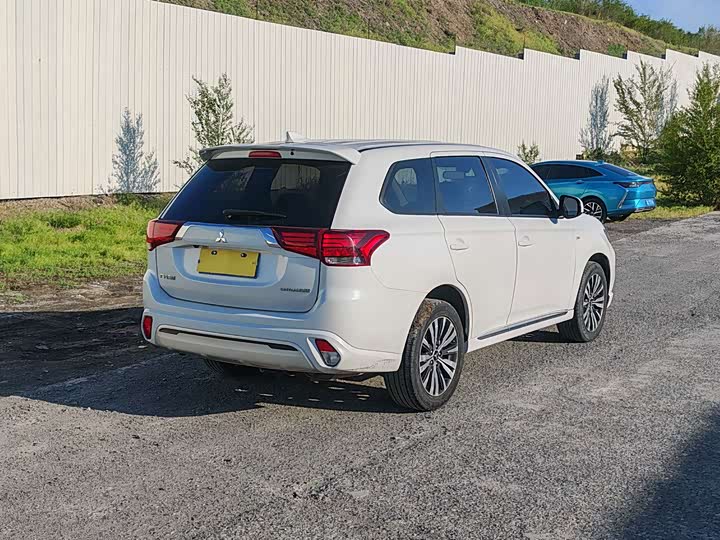 Mitsubishi Outlander, 2023 — фото 9 из 9
