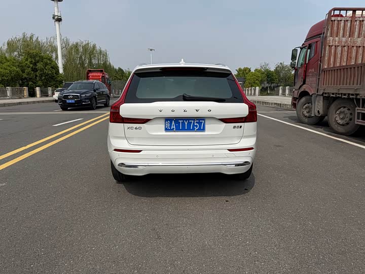 Volvo XC60, 2023 — фото 6 из 9