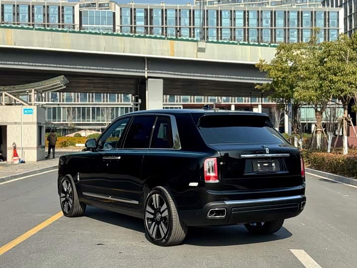 Rolls-Royce Cullinan, 2023 — фото 6 из 9