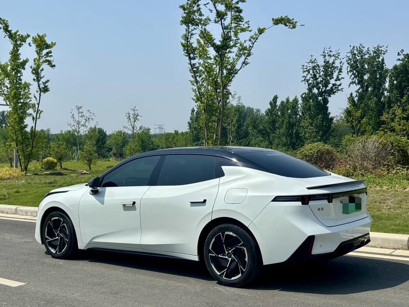Lynk & Co 07 EM-P Hybrid, 2024 — фото 4 из 10