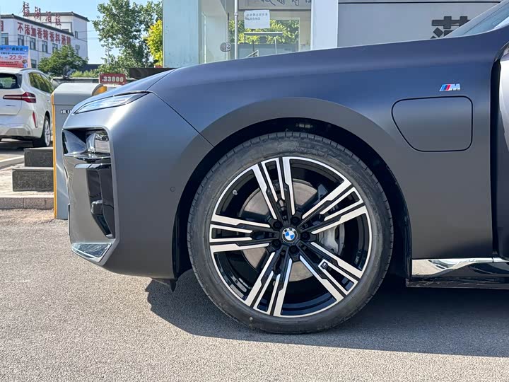 BMW i7, 2025 — фото 4 из 9