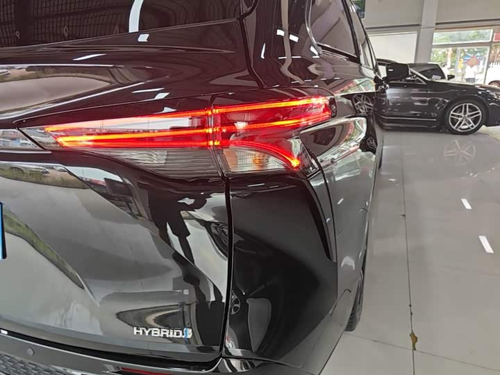 Toyota Granvia, 2022 — фото 8 из 9