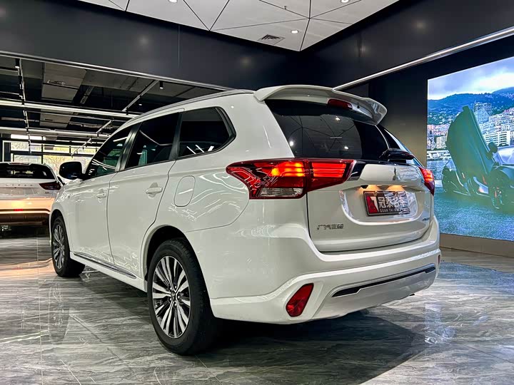 Mitsubishi Outlander, 2022 — фото 7 из 9