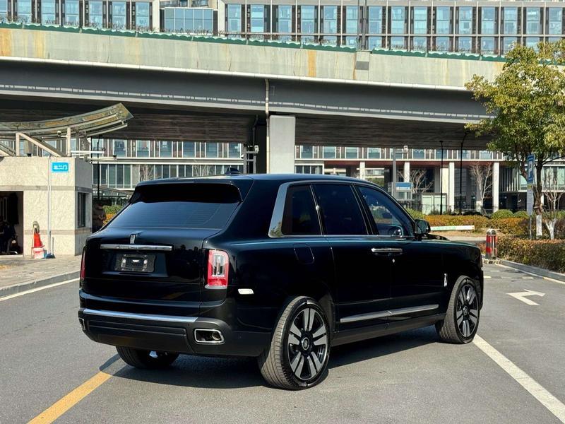 Rolls-Royce Cullinan, 2023 — фото 6 из 9