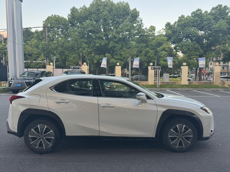Lexus UX Hybrid, 2022 — фото 8 из 12