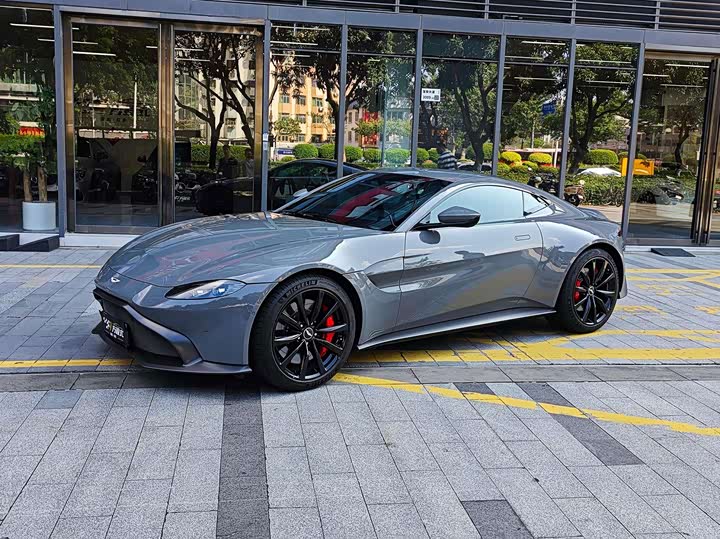 Aston Martin V8 Vantage, 2022 — фото 2 из 9