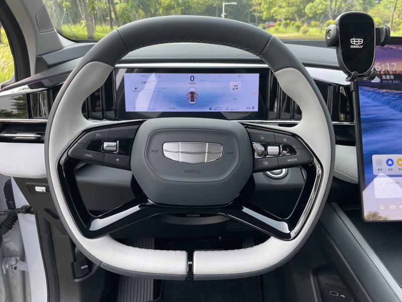 Geely Atlas L, 2025 — фото 11 из 12