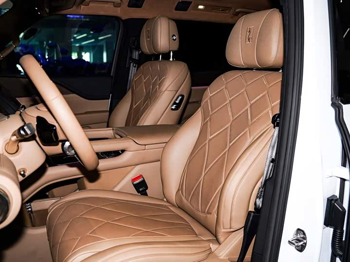 BYD Yangwang U8, 2025 — фото 8 из 9