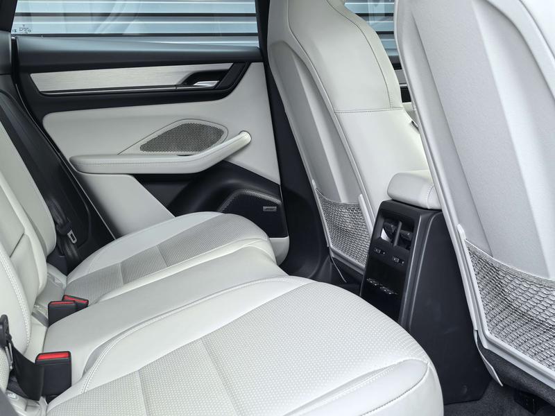 Porsche Macan EV, 2024 — фото 12 из 12