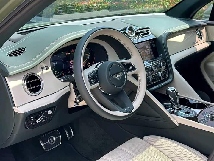 Bentley Bentayga, 2023 — фото 8 из 9