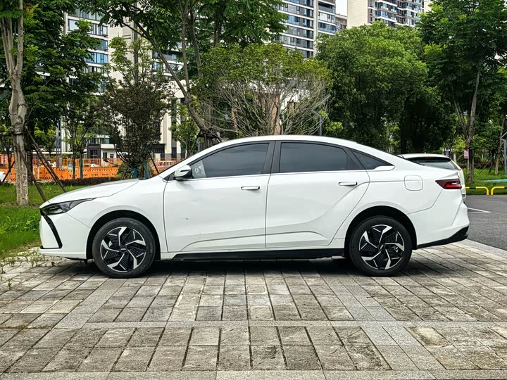 Geely Geometry G6, 2023 — фото 4 из 9